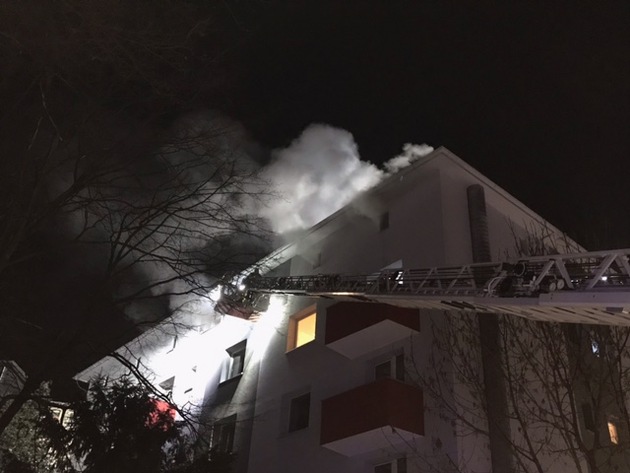 FW-BO: Feuer in einem mehrgeschossigen Wohn- und Geschäftshaus in der Bochumer Innenstadt