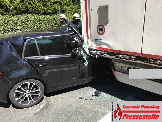 FW-PL: OT-Eiringhausen. Schwerer Verkehrsunfall. PKW fährt unter Sattelauflieger eines LKW. 1 Verletzte.