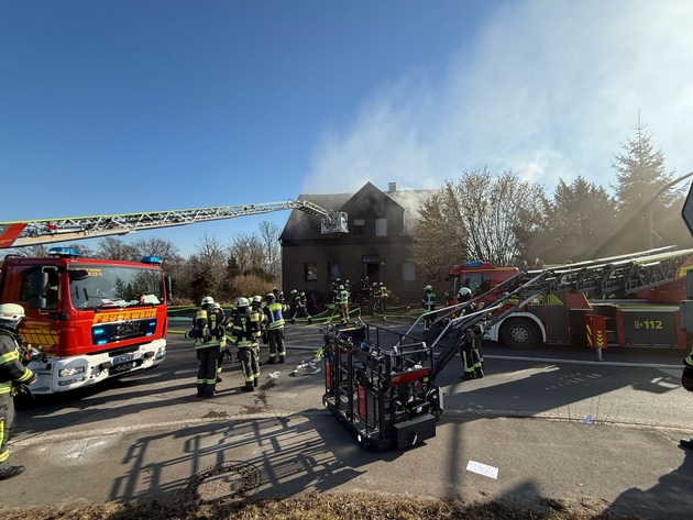 FW-EN: Wetter - Feuerwehren Wetter (Ruhr) und Gevelsberg bekämpfen Wohnungsbrand an der Stadtgrenze