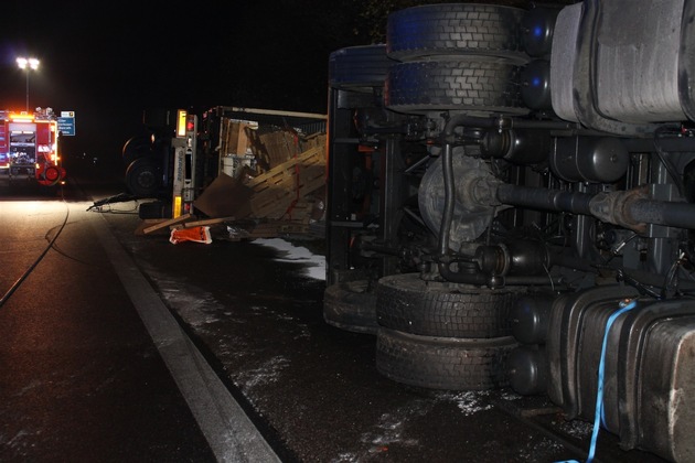 POL-D: Düsseldorf - A 46 in Richtung Heinsberg - Nach Lkw-Alleinunfall - Unfallstelle geräumt - Fotos von der Unfallstelle als Datei angefügt