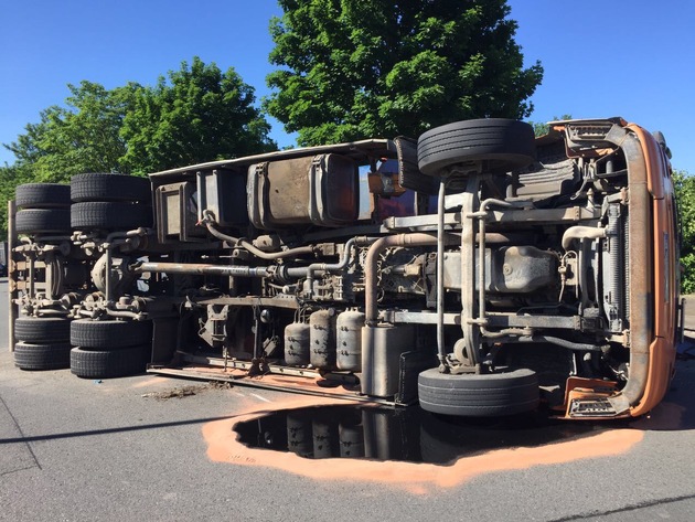 FW-DT: LKW umgekippt, eine Person eingeklemmt