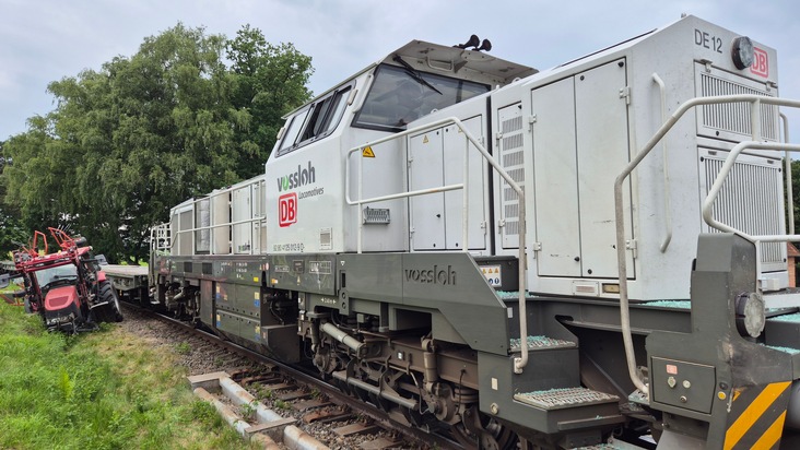 FW Südheide: Schwerer Unfall an Bahnübergang - Zug kollidiert in Beckedorf mit Trecker