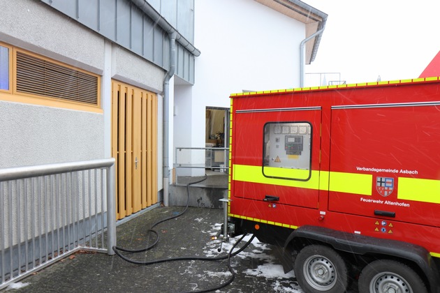 FW VG Asbach: Feuerwehr testet Notstrom-Einspeisung an öffentlichen Gebäuden