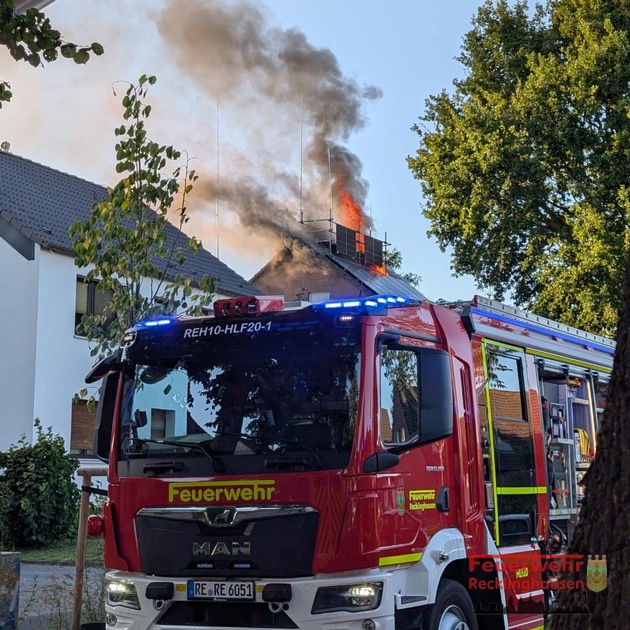 FW-RE: Dachstuhlbrand in Recklinghausen-Röllinghausen - keine Verletzten
