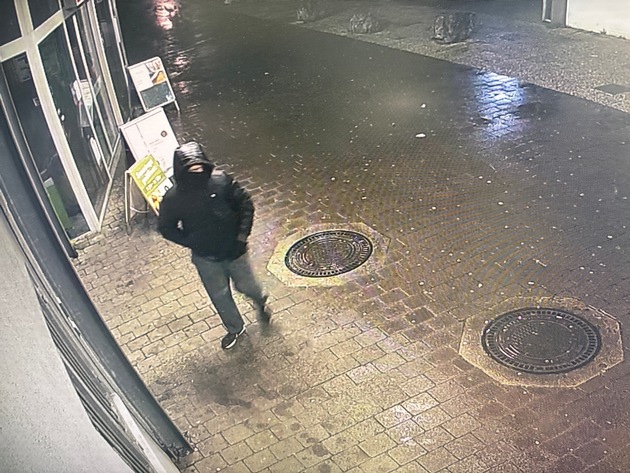 POL-KS: Nach bewaffnetem Raubüberfall auf Lebensmittelmarkt in Waldau: Polizei fahndet mit Fotos nach Täter
