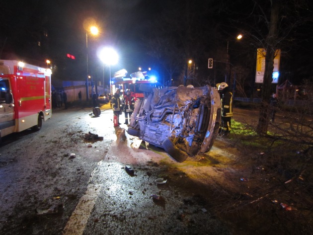 FW-MH: Schwerer Verkehrsunfall mit 2 verletzten Personen