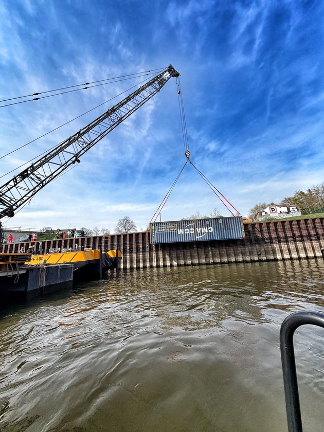 FW-NE: Containerschiff kollidiert mit Br&uuml;cke | Container st&uuml;rzen ins Wasser