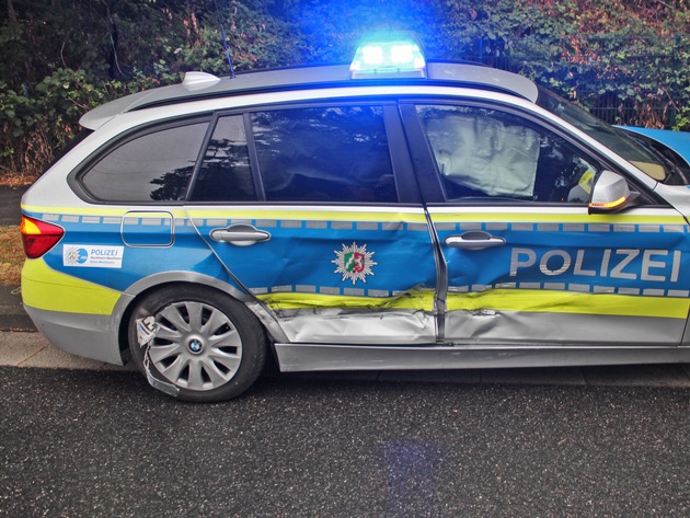 POL-ME: Streifenwagen auf Einsatzfahrt verunfallt - Langenfeld - 1808136