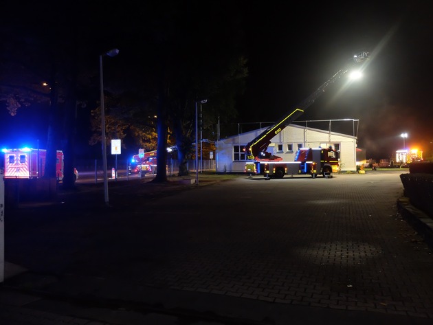 FW-GE: Lagerhallenbrand in der Koloniestraße