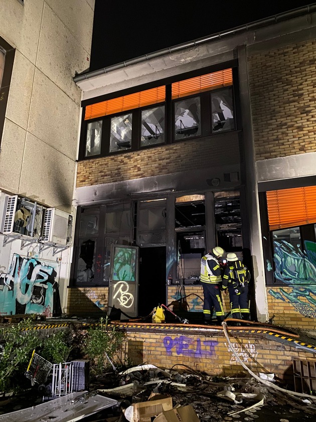 FW-Erkrath: Brand in einem leerstehenden Gewerbebetrieb l&ouml;st umfangreichen Feuerwehreinsatz aus