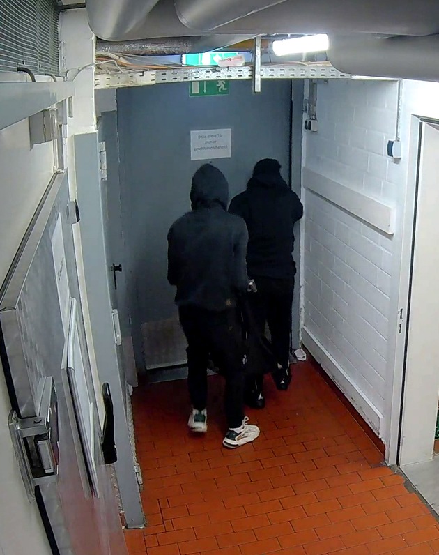 POL-GÖ: (146/2025) Göttingen: Überfall auf Schnellrestaurant im September 2024, Polizei fahndet mit Bildern aus Überwachungskamera nach zwei maskierten Tätern