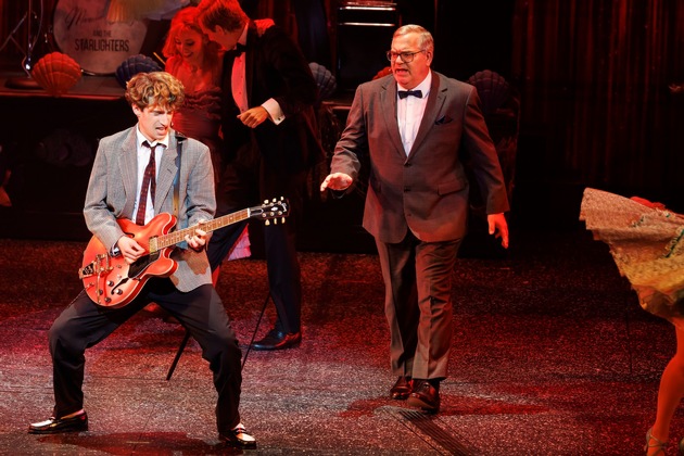 Vom Zuschauer zum Schuldirektor von Hill Valley: Elton feiert Musicaldeb&uuml;t bei ZUR&Uuml;CK IN DIE ZUKUNFT