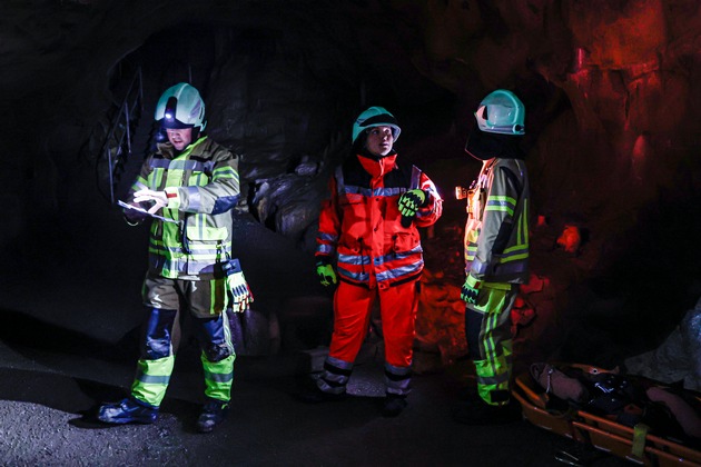 FW-MK: Feuerwehr übt in der Dechenhöhle