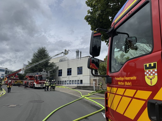 FW-EN: Industriebrand in Wetter (Ruhr) - Einsatz erfolgreich beendet
