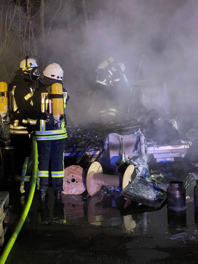 FFW Fredenbeck: Anhänger stehen in Flammen / Feuerwehr kann Ausbreitung auf Gebäude verhindern