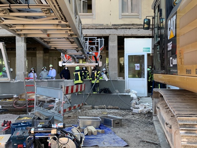FW-BN: Bauarbeiter unter Betonplatte verschüttet, Aufwändige Rettungsarbeiten sind erfolgreich beendet.
