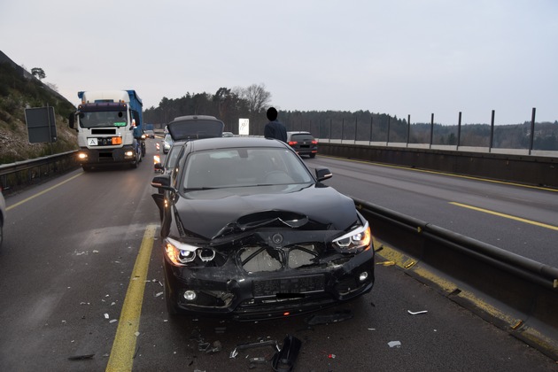 POL-PDKL: A6/Kaiserslautern, Zwei Verletzte nach Auffahrunfall