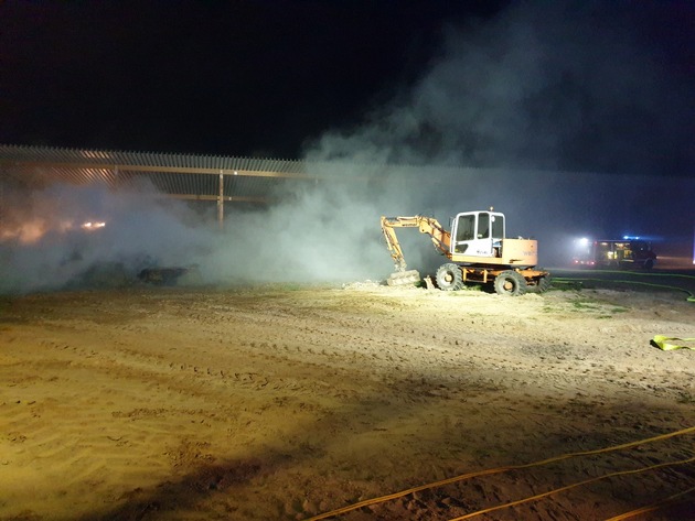 FW-RD: Heuballenbrand am späten Abend in Remmels (Kreis Rendsburg-Eckernförde)