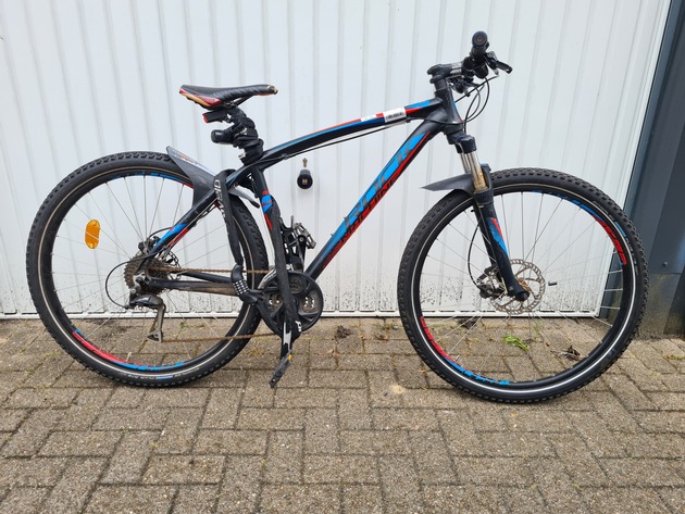 POL-STD: Vier jugendliche Fahrraddiebe in Buxtehude erwischt - Polizei sucht Eigentümer von entwendeten Rädern, Peugeot Motorroller am Buxtehuder Bahnhof entwendet