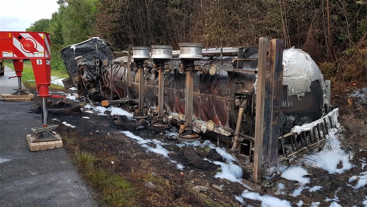 POL-VDKO: Gefahrgutunfall auf der A 61 - Ethanol-Laster abgebrannt