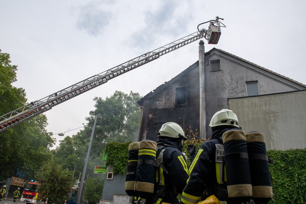 FW-BO: Brand eines Wohngebäudes in der Innenstadt - Drei Personen erleiden eine leichte Rauchvergiftung
