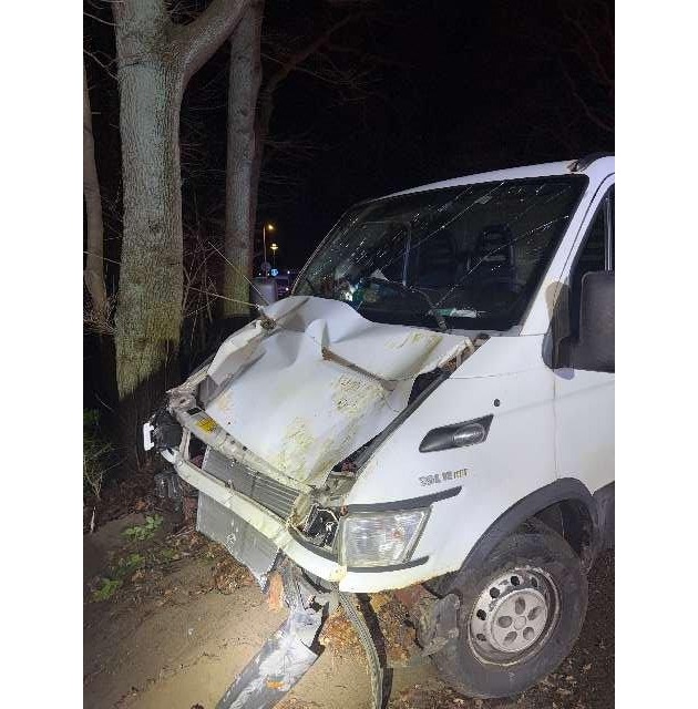 POL-STD: Mit Transporter erst auf LKW aufgefahren und dann gegen Baum geprallt
