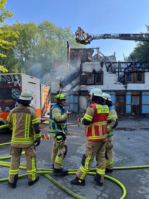 FW Bremerhaven: Bootshaus Speckenbüttel brennt - Einsatzkräfte der Feuerwehr und Hilfsorganisationen im Einsatz
