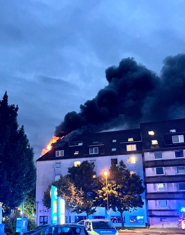 FW-E: Ausgedehnter Wohnungsbrand greift auf Dachstuhl über - eine Person verstorben, zahlreiche Anwohnende betroffen