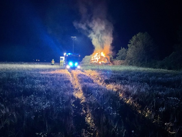 FW-BN: Strohmiete steht in Flammen - Langwieriger Einsatz im Meßdorfer Feld