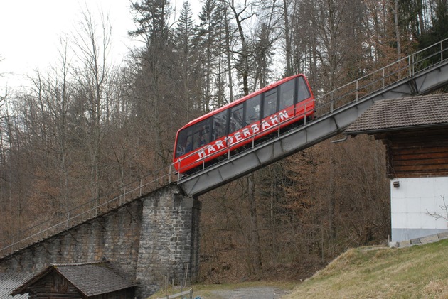 Harderbahn feiert 100-Jahr-Jubiläum mit neuen Wagen