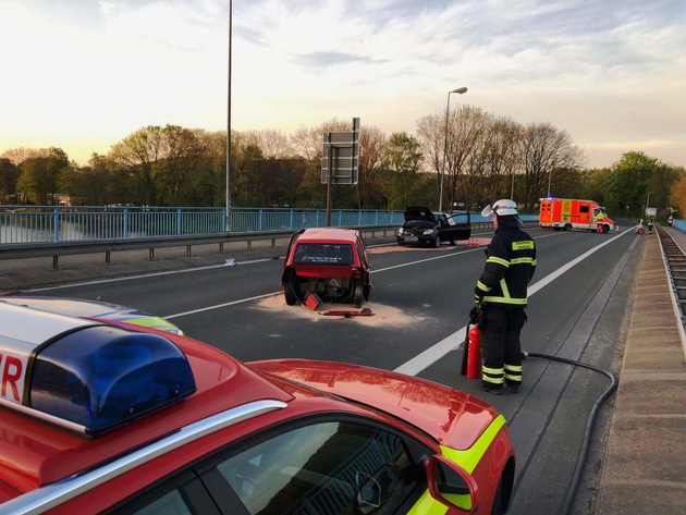 FW-EN: Schwerer Verkehrsunfall am Morgen auf Ruhrbrücke mit Leichtfahrzeug - Zwei Personen verletzt!
