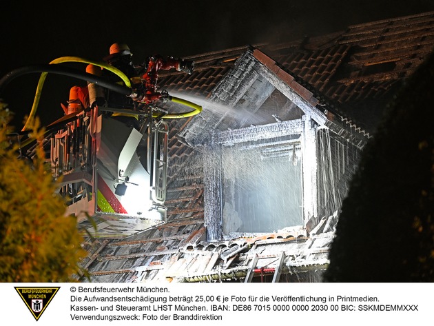 FW-M: Dachstuhlbrand mit zwei verletzten Personen (Altperlach)