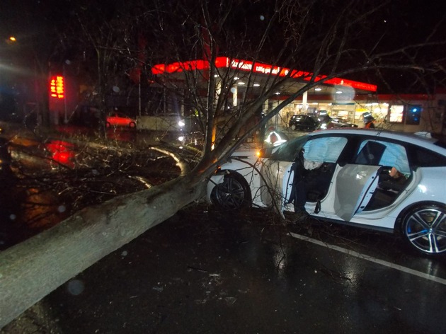 POL-MI: Sturmtief Zeynep sorgt für unruhige Nacht mit insgesamt 85 witterungsbedingte Einsätzen Fahrzeugführer durch umstürzenden Baum in Minden, Stiftsallee verletzt. Polizei warnt weiter zur Vorsicht