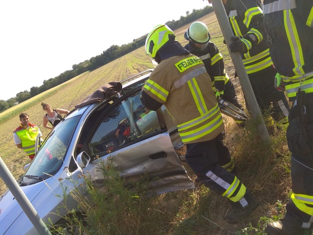FW-KLE: Verkehrsunfall mit drei Verletzten / Fahrerin muss von der Feuerwehr befreit werden