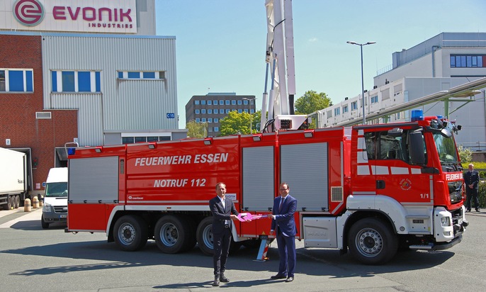 FW-E: EVONIK übergibt maßgeschneidertes Großtanklöschfahrzeug an die Essener Feuerwehr