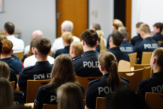 POL-AK NI: Demokratie braucht Haltung: Polizeistudierende ermöglichen eindrucksvolle Begegnung mit Holocaust-Zeitzeugen