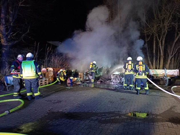 POL-STD: Drei Anhänger in Kutenholz ausgebrannt - Polizei sucht Zeugen