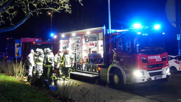 FW Celle: Unbekannte Flüssigkeit in Wohngebäude ausgetreten