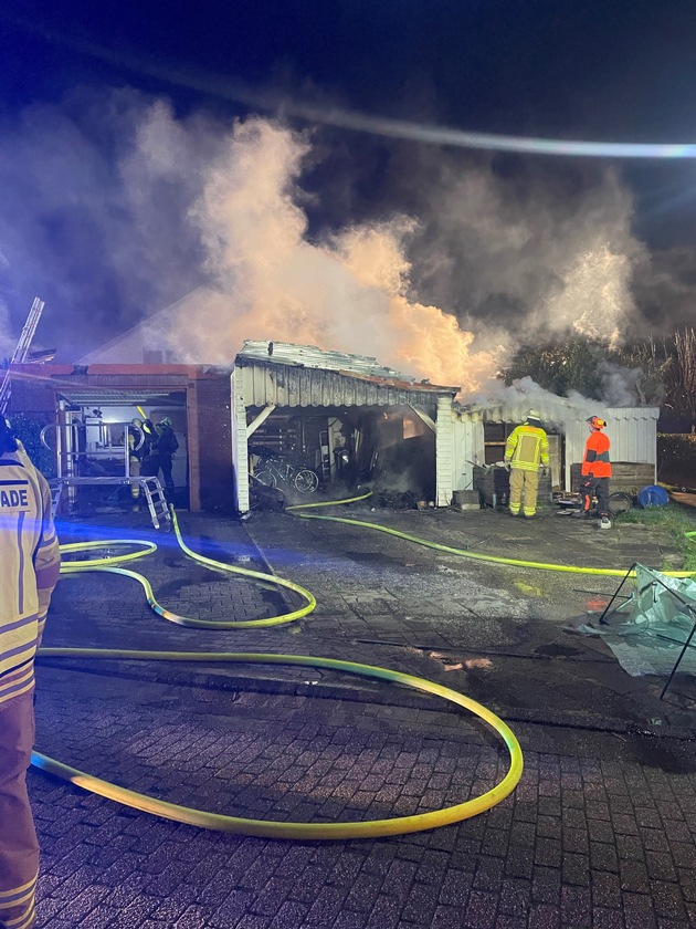 POL-STD: Feuer in Stade greift von Gartenlaube auf Carport und Garage über - Polizei sucht Zeugen