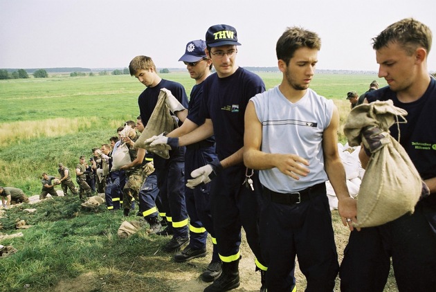 THW SN-TH: Flutkatastrophe 2002 an der Elbe: THW-Einsatz der Rekorde / 1.300 Einsatztage bei Waldbränden in Sachsen und Thüringen