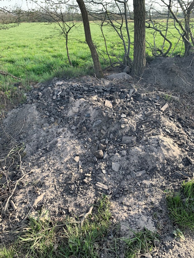 POL-RZ: Verbrannter Müll auf einem Feldweg gefunden - Zeugen gesucht