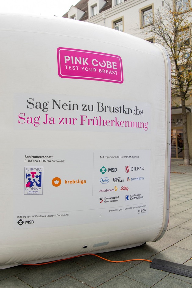 Brustkrebs-Aufklärungsaktion im PINK CUBE auf dem Alexanderplatz in Chur - heute und morgen I FOTOS