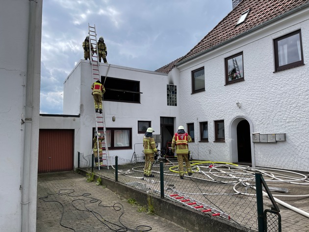 FW Osterholz-Scharm.: Wohnungsbrand mit Menschenleben in Gefahr/Feuerwehr rettet zwei Personen über Leitern