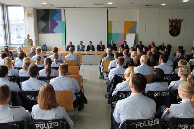 POL-PPKO: Koblenz: Polizeipräsident Wolfgang Fromm begrüßt die &quot;Neuen&quot;