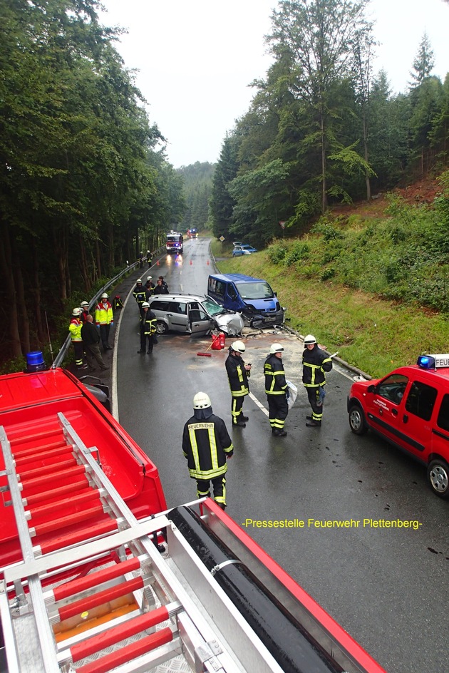 FW-PL: Frontalzusammenstoss auf der K8 in Plettenberg Erkelze. Vier PKW- Insassen, darunter ein Kind, zum Teil schwer verletzt