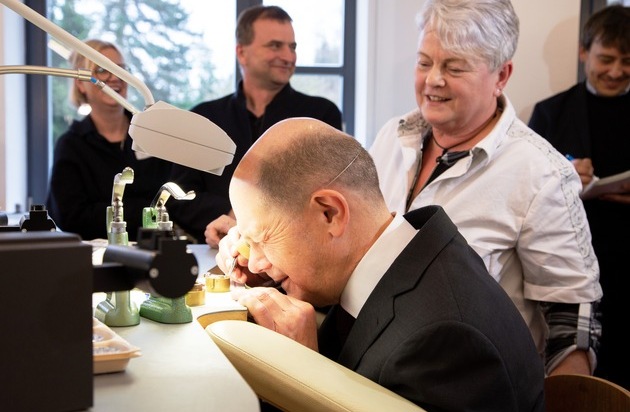 NOMOS Glash&uuml;tte: Bundeskanzler Olaf Scholz besucht NOMOS Glash&uuml;tte / Vor dem Dresdner "Kanzlergespr&auml;ch": Bundeskanzler Olaf Scholz tauschte sich mit Mitarbeitenden der Uhrenmanufaktur NOMOS Glash&uuml;tte aus.