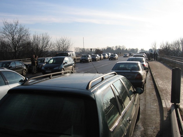 POL-WL: 1. Verkehrschaos auf der Elbbrücke (B404)