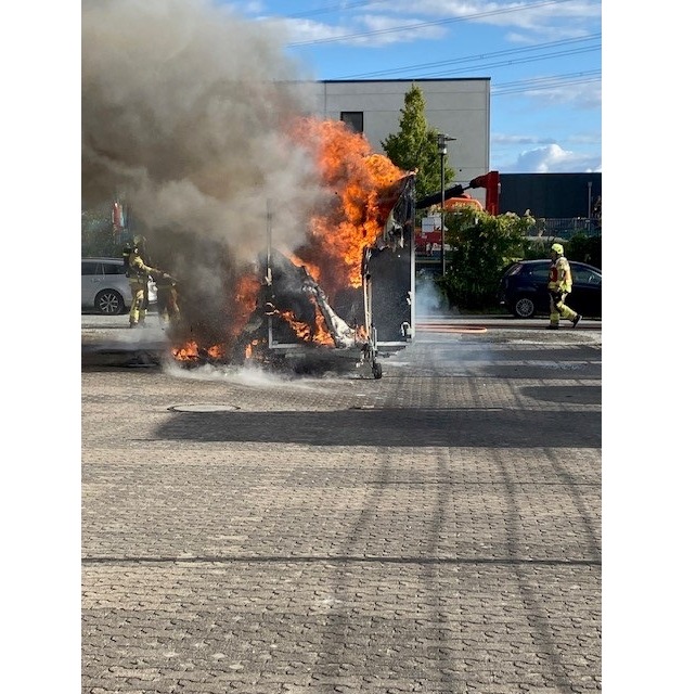 FW Paderborn: Vollbrand eines Imbissanhängers im Paderborner Süden Elegante Hochzeitsgesellschaft reagiert &quot;cool&quot;