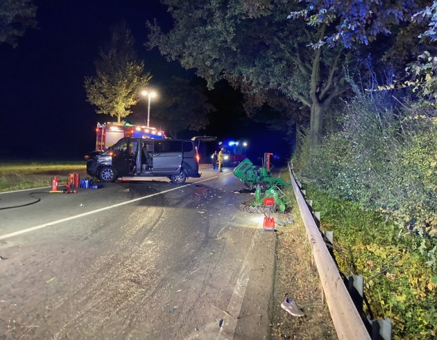 FW Grevenbroich: Drei Verletzte bei schwerem Verkehrsunfall bei Barrenstein