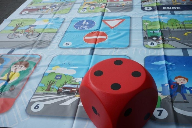 POL-NB: Auftakt zu Handy-Kontrollen - Neues Verkehrsspiel für Kinder eingeweiht